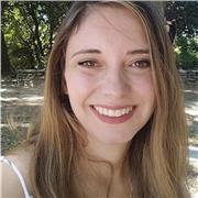 Hola, soy profesora de inglés y español, con experiencia de más de 10 años como profesora de inglés y español y apasionada de los idiomas. Mi orgullo más grande es haber formado una familia bilingüe que hace mi vida diaria una inmersión lingüística de lo